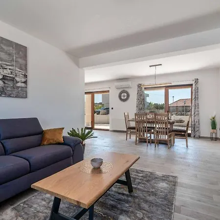 Half Moon 트로기르