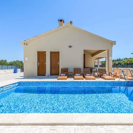 Half Moon 트로기르