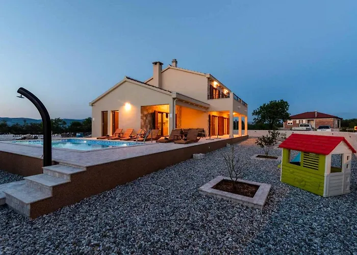 Half Moon Villa *