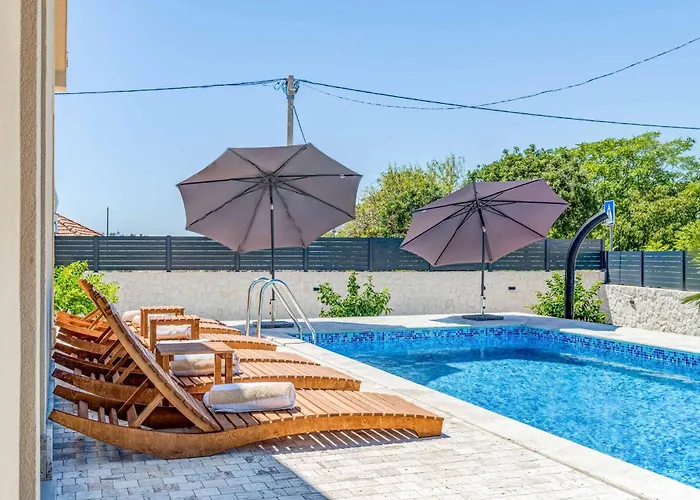 Half Moon Villa *