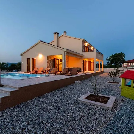 Half Moon Villa *