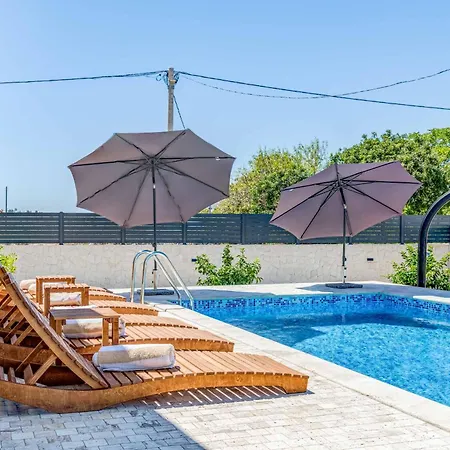 Half Moon Villa *
